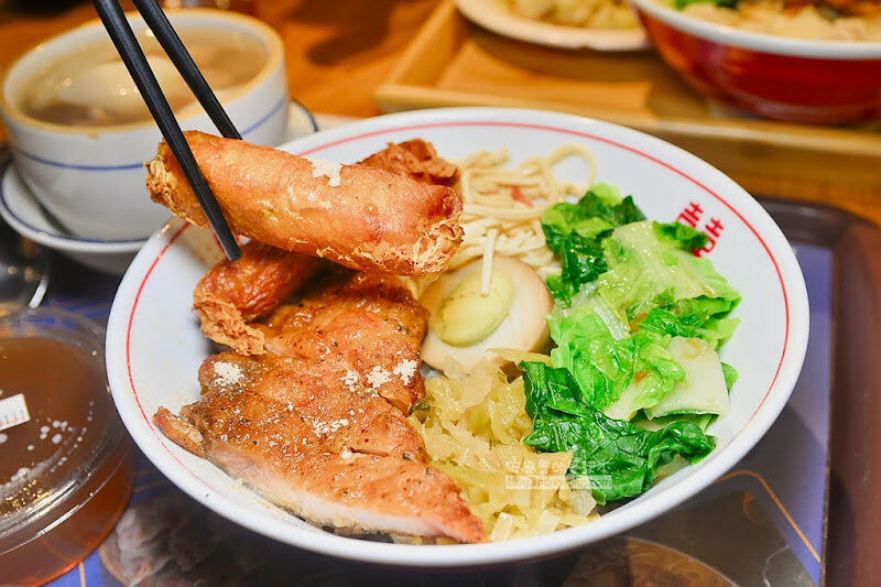 百貨公司美食街,路邊攤價位-吃爆平價古早味滷肉飯,乾麵,小菜