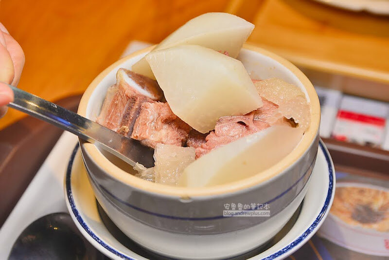 百貨公司美食街,路邊攤價位-吃爆平價古早味滷肉飯,乾麵,小菜