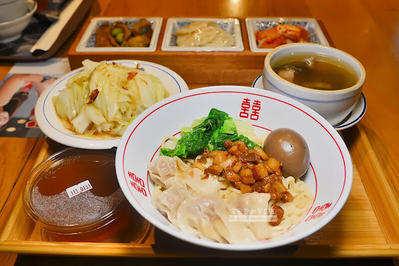 百貨公司美食街,路邊攤價位-吃爆平價古早味滷肉飯,乾麵,小菜