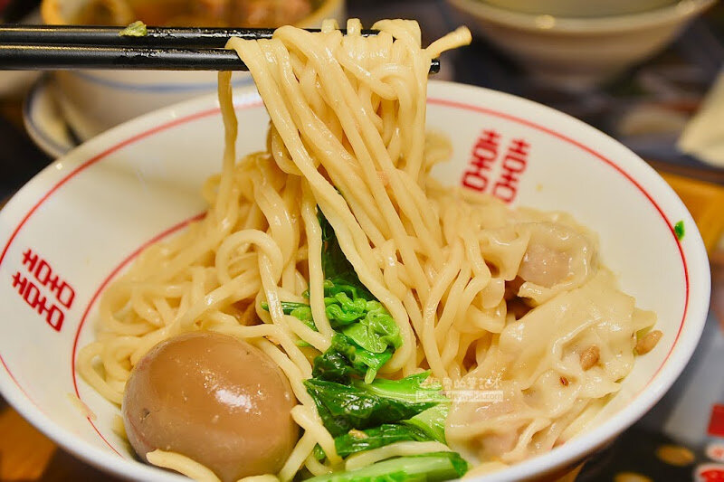 百貨公司美食街,路邊攤價位-吃爆平價古早味滷肉飯,乾麵,小菜