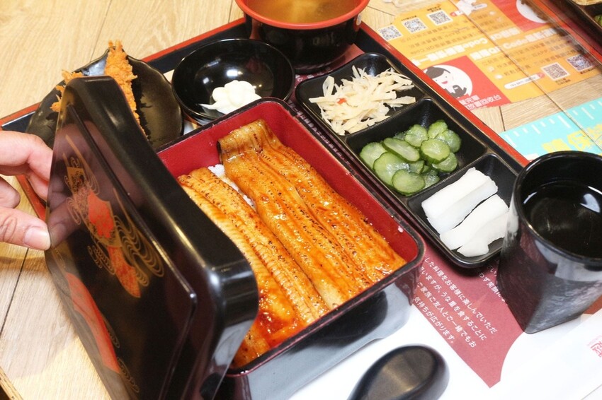 鰻魚日記台南西門店便當盒.JPG