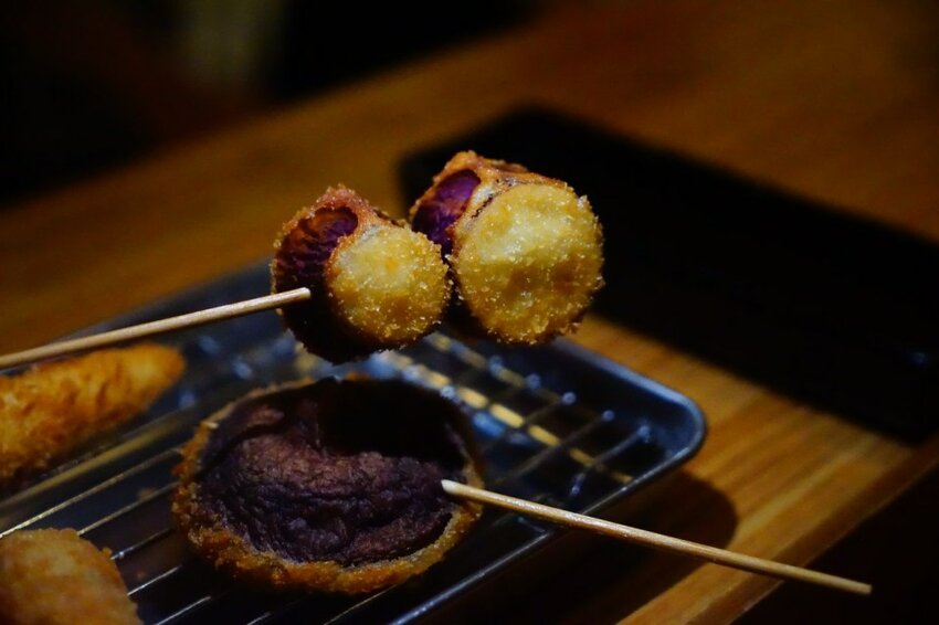 【攝食 串炸專門店】新竹道地日式居酒屋串炸專賣 獨門日式新竹才有！ 新竹美食/宵夜/居酒屋/約會/聚餐 - Cutier吃飯中 串炸一點都不簡單，不論是單吃或是沾醬都是味蕾饗宴！