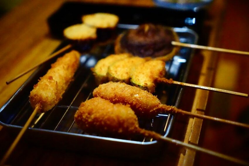 【攝食 串炸專門店】新竹道地日式居酒屋串炸專賣 獨門日式新竹才有！ 新竹美食/宵夜/居酒屋/約會/聚餐 - Cutier吃飯中 串炸一點都不簡單，不論是單吃或是沾醬都是味蕾饗宴！