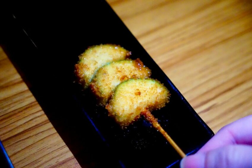 【攝食 串炸專門店】新竹道地日式居酒屋串炸專賣 獨門日式新竹才有！ 新竹美食/宵夜/居酒屋/約會/聚餐 - Cutier吃飯中 串炸一點都不簡單，不論是單吃或是沾醬都是味蕾饗宴！