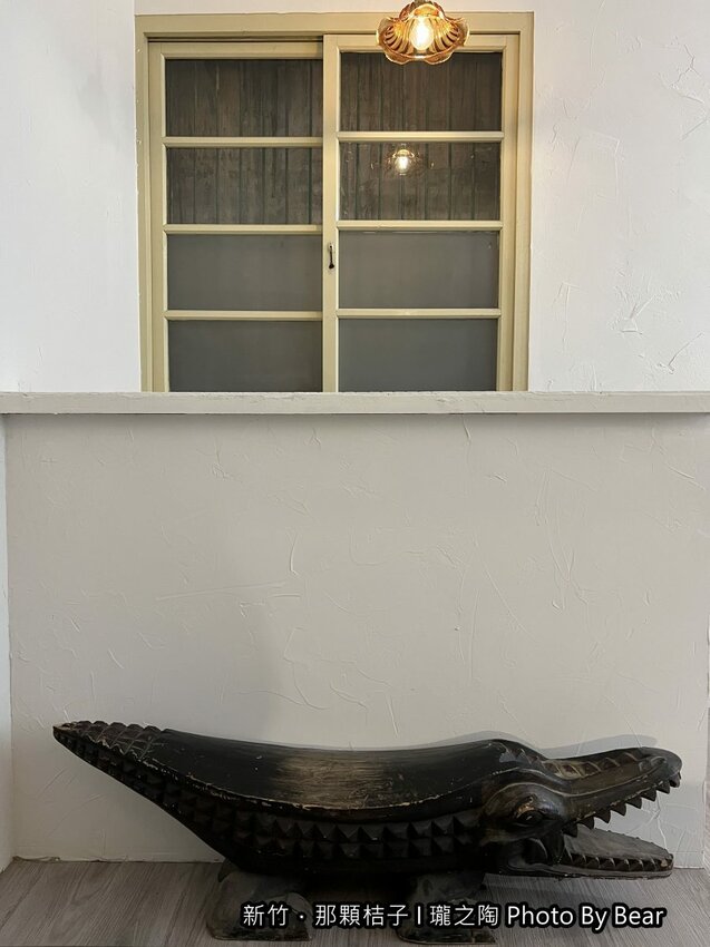 【新竹】「那顆桔子| 瓏之陶咖啡．有小陽台的文青老宅咖啡（手作甜點/戚風蛋糕/司康/鹹食/陶鍋手捻咖啡烘焙/單品咖啡喝到飽）」