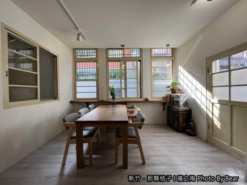 【新竹】「那顆桔子| 瓏之陶咖啡．有小陽台的文青老宅咖啡（手作甜點/戚風蛋糕/司康/鹹食/陶鍋手捻咖啡烘焙/單品咖啡喝到飽）」