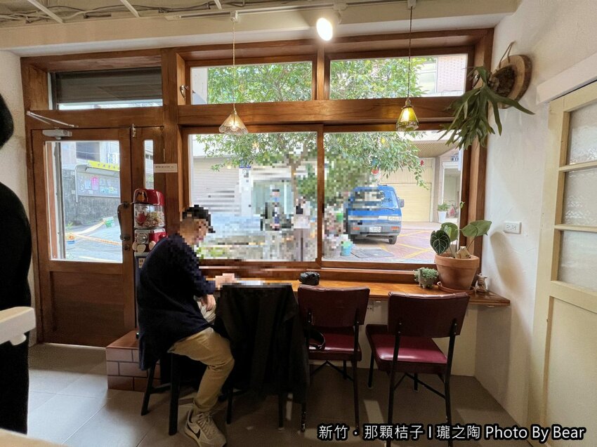【新竹】「那顆桔子| 瓏之陶咖啡．有小陽台的文青老宅咖啡（手作甜點/戚風蛋糕/司康/鹹食/陶鍋手捻咖啡烘焙/單品咖啡喝到飽）」