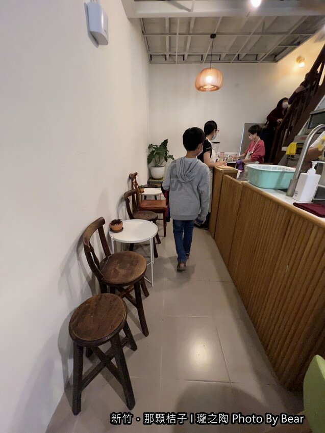 【新竹】「那顆桔子| 瓏之陶咖啡．有小陽台的文青老宅咖啡（手作甜點/戚風蛋糕/司康/鹹食/陶鍋手捻咖啡烘焙/單品咖啡喝到飽）」