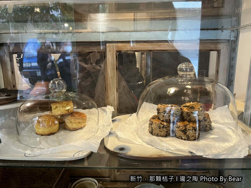 【新竹】「那顆桔子| 瓏之陶咖啡．有小陽台的文青老宅咖啡（手作甜點/戚風蛋糕/司康/鹹食/陶鍋手捻咖啡烘焙/單品咖啡喝到飽）」