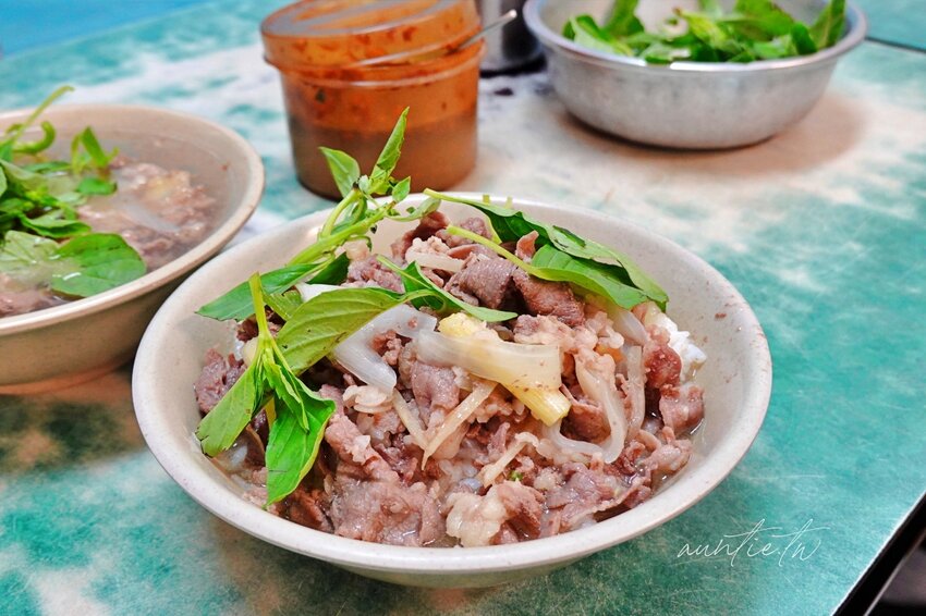 ▲捷運古亭站美食：阿榮羊肉飯，提供一大盆九層塔可以自行添加 /✡水晶安蹄✡ 提供、WalkerLand窩客島整理