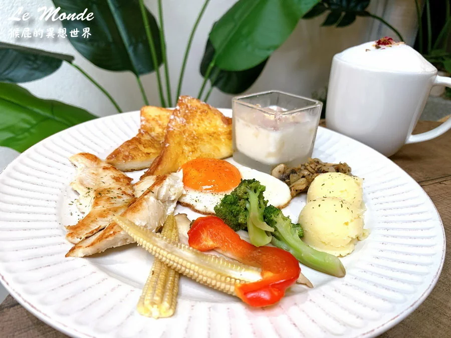 台中新開幕早午餐，季節限定櫻花系列飲品甜點好夢幻，被蜂蜜芥末鮪魚可頌驚艷到超好吃，還有可愛樹懶陪吃唷