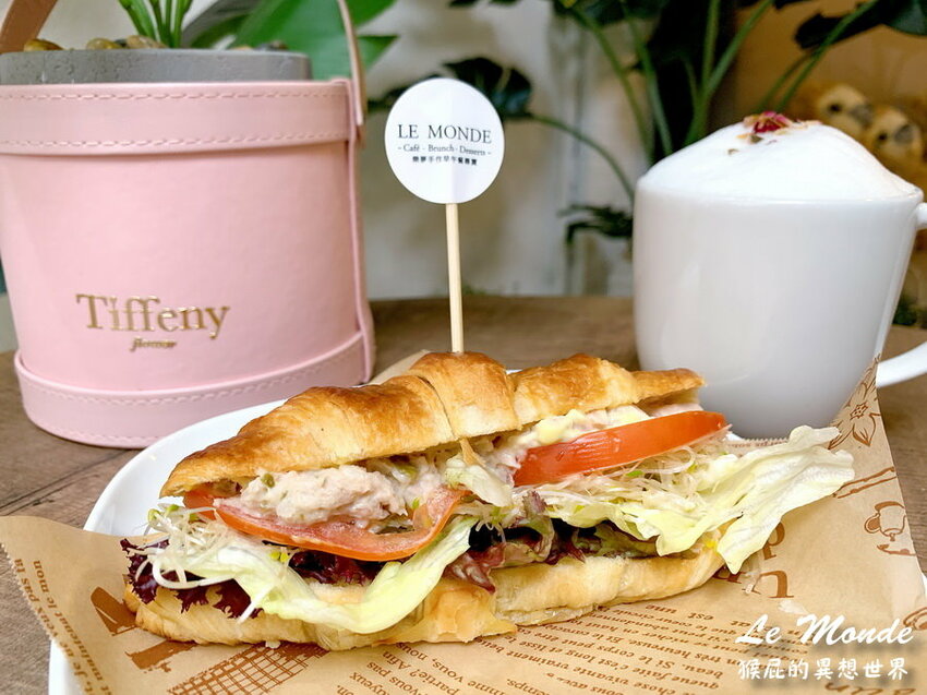 台中新開幕早午餐，季節限定櫻花系列飲品甜點好夢幻，被蜂蜜芥末鮪魚可頌驚艷到超好吃，還有可愛樹懶陪吃唷
