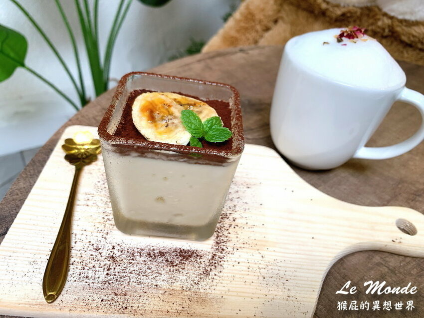 台中新開幕早午餐，季節限定櫻花系列飲品甜點好夢幻，被蜂蜜芥末鮪魚可頌驚艷到超好吃，還有可愛樹懶陪吃唷