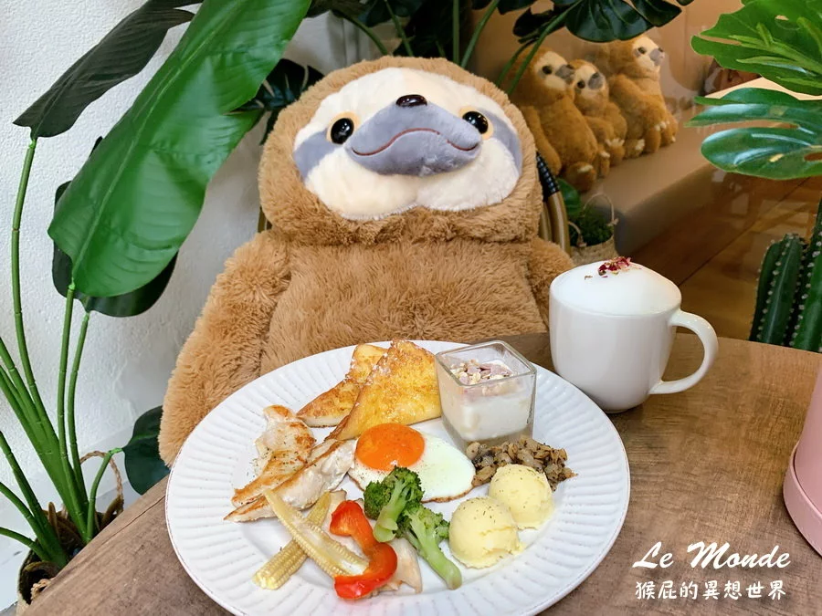 台中新開幕早午餐，季節限定櫻花系列飲品甜點好夢幻，被蜂蜜芥末鮪魚可頌驚艷到超好吃，還有可愛樹懶陪吃唷