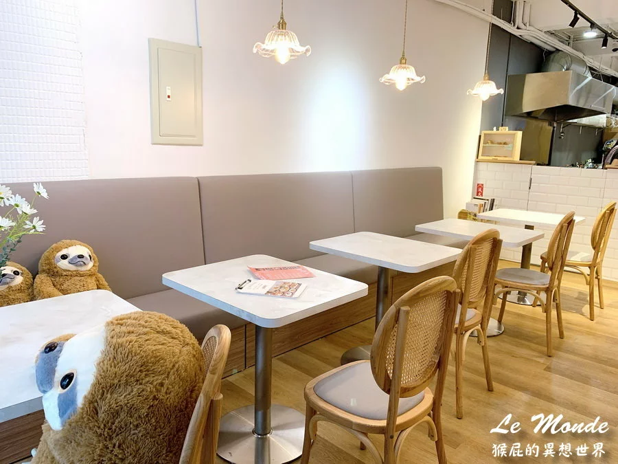 台中新開幕早午餐，季節限定櫻花系列飲品甜點好夢幻，被蜂蜜芥末鮪魚可頌驚艷到超好吃，還有可愛樹懶陪吃唷