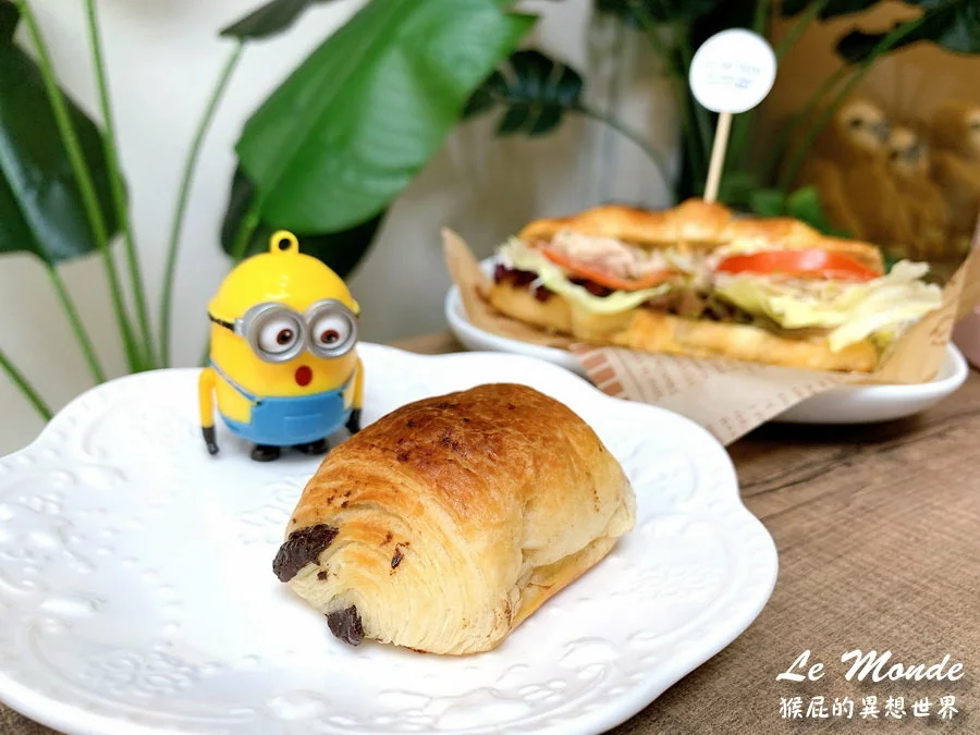 台中新開幕早午餐，季節限定櫻花系列飲品甜點好夢幻，被蜂蜜芥末鮪魚可頌驚艷到超好吃，還有可愛樹懶陪吃唷