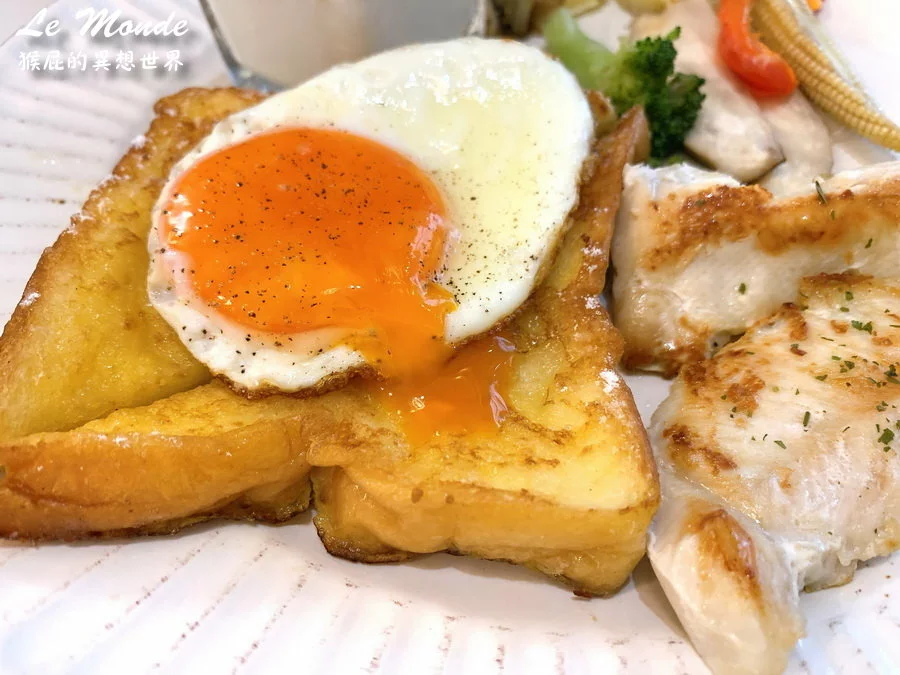 台中新開幕早午餐，季節限定櫻花系列飲品甜點好夢幻，被蜂蜜芥末鮪魚可頌驚艷到超好吃，還有可愛樹懶陪吃唷