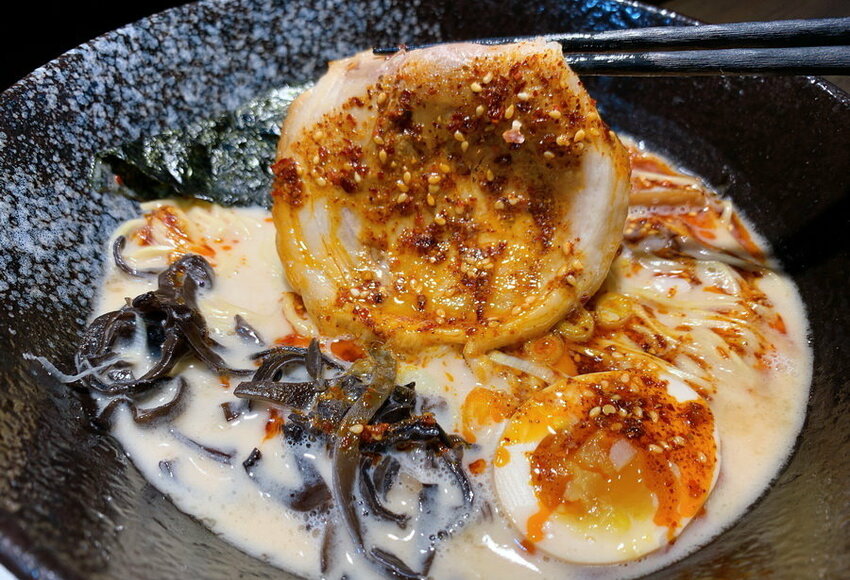 台中新開幕早午餐，季節限定櫻花系列飲品甜點好夢幻，被蜂蜜芥末鮪魚可頌驚艷到超好吃，還有可愛樹懶陪吃唷