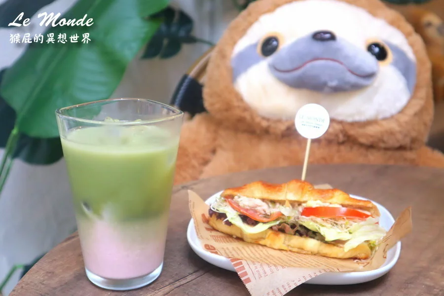 台中新開幕早午餐，季節限定櫻花系列飲品甜點好夢幻，被蜂蜜芥末鮪魚可頌驚艷到超好吃，還有可愛樹懶陪吃唷