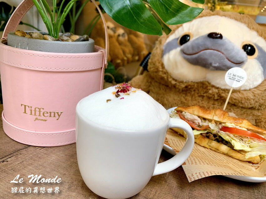 台中新開幕早午餐，季節限定櫻花系列飲品甜點好夢幻，被蜂蜜芥末鮪魚可頌驚艷到超好吃，還有可愛樹懶陪吃唷