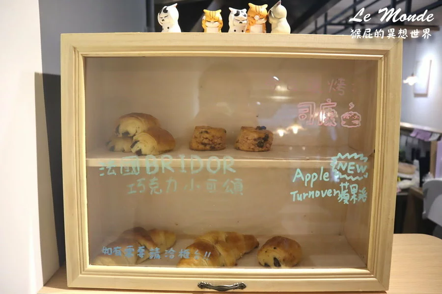 台中新開幕早午餐，季節限定櫻花系列飲品甜點好夢幻，被蜂蜜芥末鮪魚可頌驚艷到超好吃，還有可愛樹懶陪吃唷