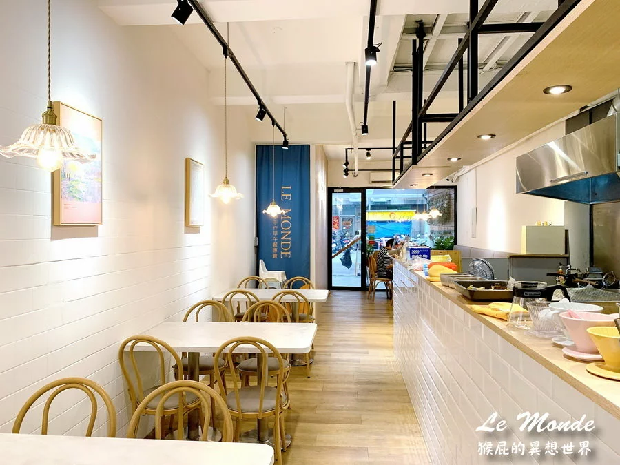 台中新開幕早午餐，季節限定櫻花系列飲品甜點好夢幻，被蜂蜜芥末鮪魚可頌驚艷到超好吃，還有可愛樹懶陪吃唷