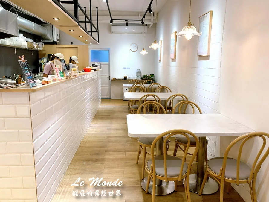 台中新開幕早午餐，季節限定櫻花系列飲品甜點好夢幻，被蜂蜜芥末鮪魚可頌驚艷到超好吃，還有可愛樹懶陪吃唷