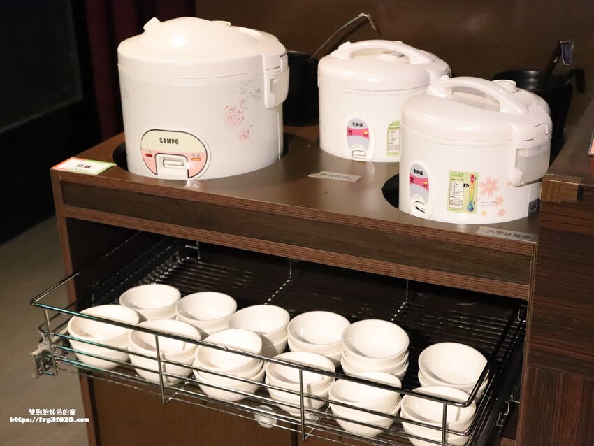 台灣火鍋第一品牌 – 肉多多火鍋高雄三多店 / 火鍋必吃名店 / 龍王麻辣鍋