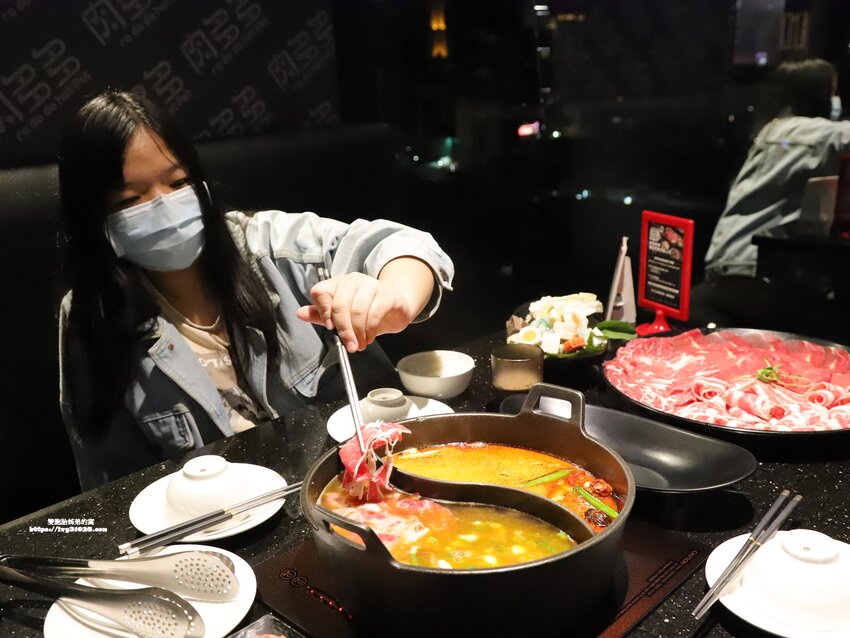 台灣火鍋第一品牌 – 肉多多火鍋高雄三多店 / 火鍋必吃名店 / 龍王麻辣鍋
