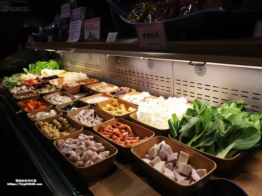 台灣火鍋第一品牌 – 肉多多火鍋高雄三多店 / 火鍋必吃名店 / 龍王麻辣鍋