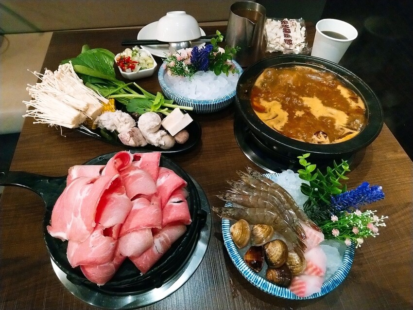 [分享]全台最大火鍋集團火鍋第一品牌樂多多集團旗下爆紅名店，來新店三民街插旗！火鍋迷必吃名店-狂一鍋新