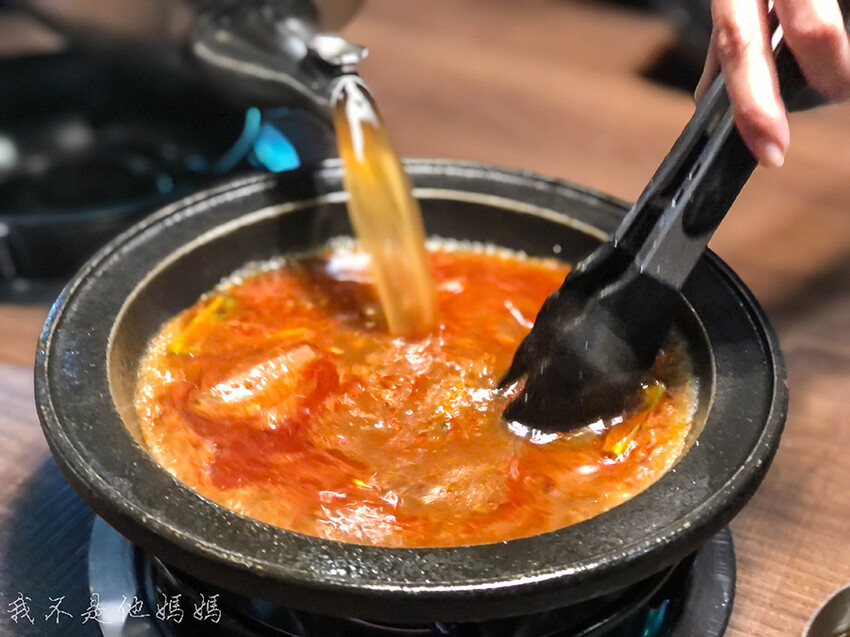 七張站排隊火鍋,新店高中地下停車場,狂一鍋訂位,新店麻辣鴨血,七張站麻辣鴨血,小碧潭站麻辣鴨血,狂一鍋分店,狂一鍋推薦,新店麻辣鍋外帶