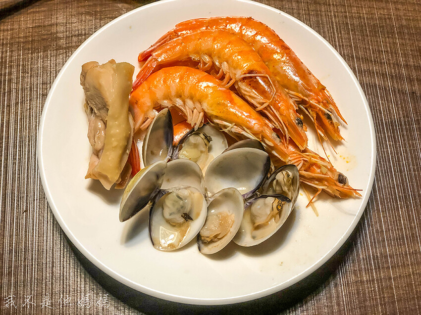 七張站排隊火鍋,新店高中地下停車場,狂一鍋訂位,新店麻辣鴨血,七張站麻辣鴨血,小碧潭站麻辣鴨血,狂一鍋分店,狂一鍋推薦,新店麻辣鍋外帶