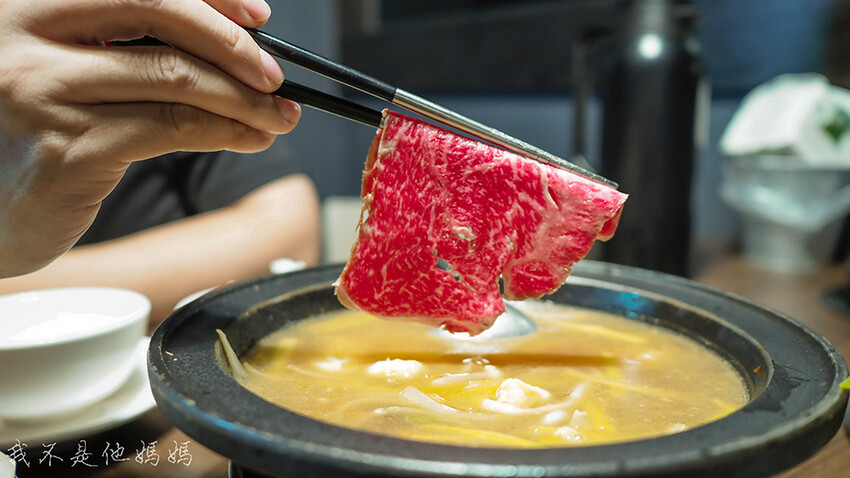 七張站排隊火鍋,新店高中地下停車場,狂一鍋訂位,新店麻辣鴨血,七張站麻辣鴨血,小碧潭站麻辣鴨血,狂一鍋分店,狂一鍋推薦,新店麻辣鍋外帶