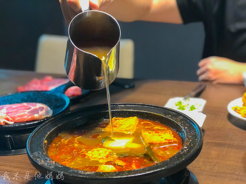 新店台式火鍋,捷運七張站台式火鍋,七張捷運站台式火鍋,新店爆炒火鍋,好吃火鍋湯底推薦,新店宵夜推薦,新店宵夜火鍋,新店宵夜麻辣鍋