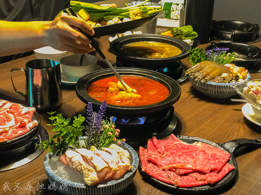 七張站排隊火鍋,新店高中地下停車場,狂一鍋訂位,新店麻辣鴨血,七張站麻辣鴨血,小碧潭站麻辣鴨血,狂一鍋分店,狂一鍋推薦,新店麻辣鍋外帶