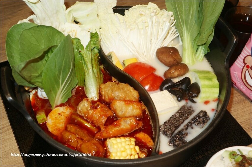 台灣火鍋第一品牌-肉多多火鍋桃園春日店大變身 超人氣排隊名店 "熟成肉肉元宇宙"菜單新上市 蔬食自助吧無限吃到飽