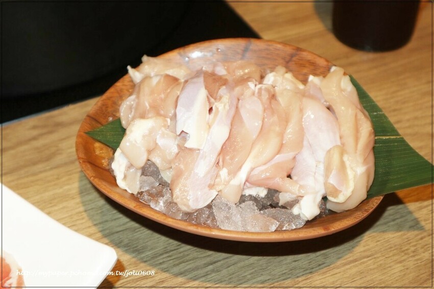 台灣火鍋第一品牌-肉多多火鍋桃園春日店大變身 超人氣排隊名店 "熟成肉肉元宇宙"菜單新上市 蔬食自助吧無限吃到飽