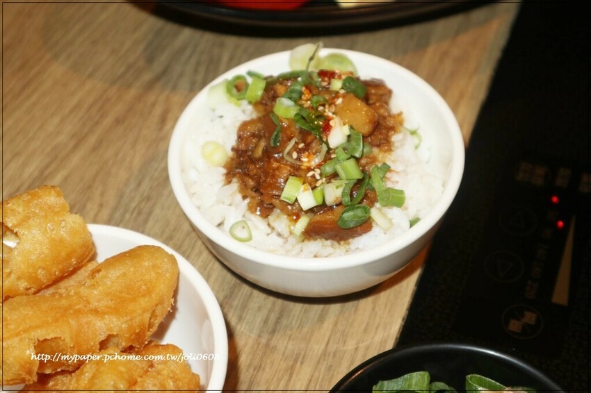 台灣火鍋第一品牌-肉多多火鍋桃園春日店大變身 超人氣排隊名店 "熟成肉肉元宇宙"菜單新上市 蔬食自助吧無限吃到飽