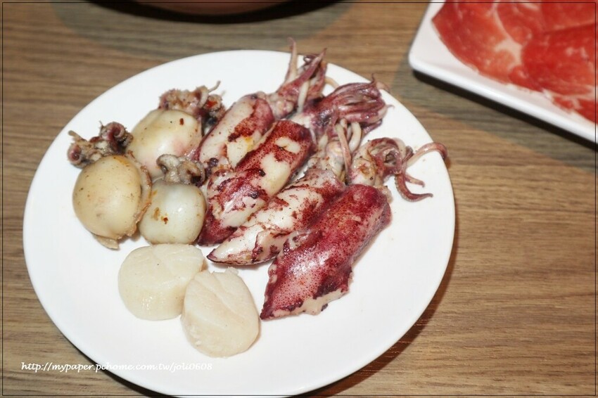 台灣火鍋第一品牌-肉多多火鍋桃園春日店大變身 超人氣排隊名店 "熟成肉肉元宇宙"菜單新上市 蔬食自助吧無限吃到飽