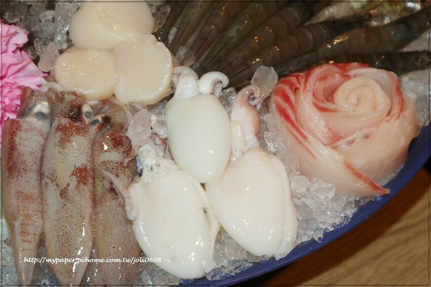 台灣火鍋第一品牌-肉多多火鍋桃園春日店大變身 超人氣排隊名店 "熟成肉肉元宇宙"菜單新上市 蔬食自助吧無限吃到飽