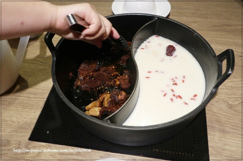 台灣火鍋第一品牌-肉多多火鍋桃園春日店大變身 超人氣排隊名店 "熟成肉肉元宇宙"菜單新上市 蔬食自助吧無限吃到飽