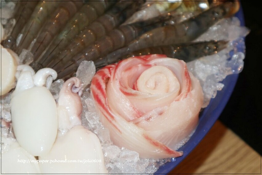 台灣火鍋第一品牌-肉多多火鍋桃園春日店大變身 超人氣排隊名店 "熟成肉肉元宇宙"菜單新上市 蔬食自助吧無限吃到飽