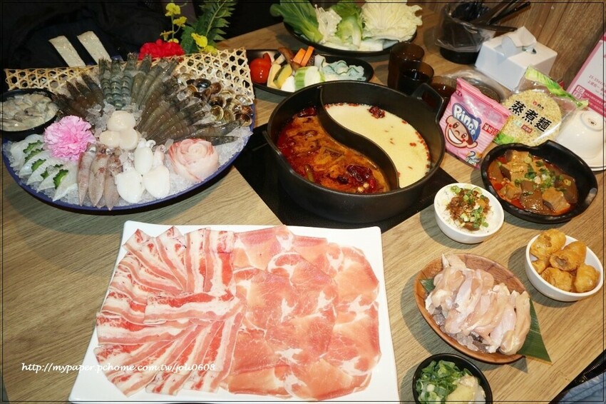 台灣火鍋第一品牌-肉多多火鍋桃園春日店大變身 超人氣排隊名店 "熟成肉肉元宇宙"菜單新上市 蔬食自助吧無限吃到飽