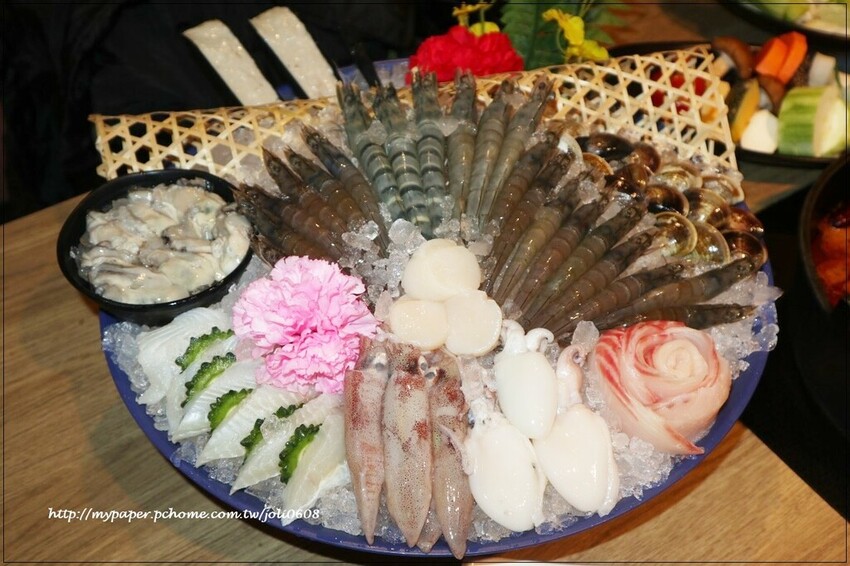 台灣火鍋第一品牌-肉多多火鍋桃園春日店大變身 超人氣排隊名店 "熟成肉肉元宇宙"菜單新上市 蔬食自助吧無限吃到飽