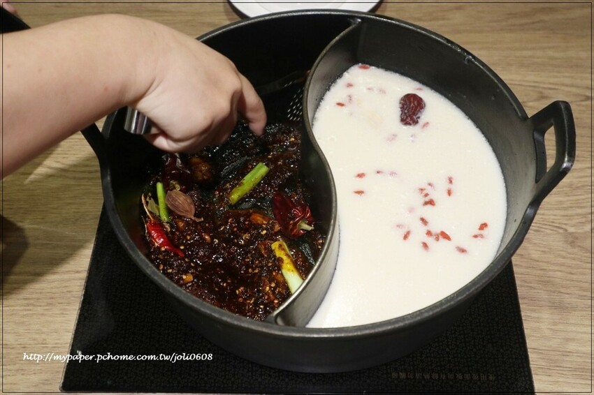 台灣火鍋第一品牌-肉多多火鍋桃園春日店大變身 超人氣排隊名店 "熟成肉肉元宇宙"菜單新上市 蔬食自助吧無限吃到飽