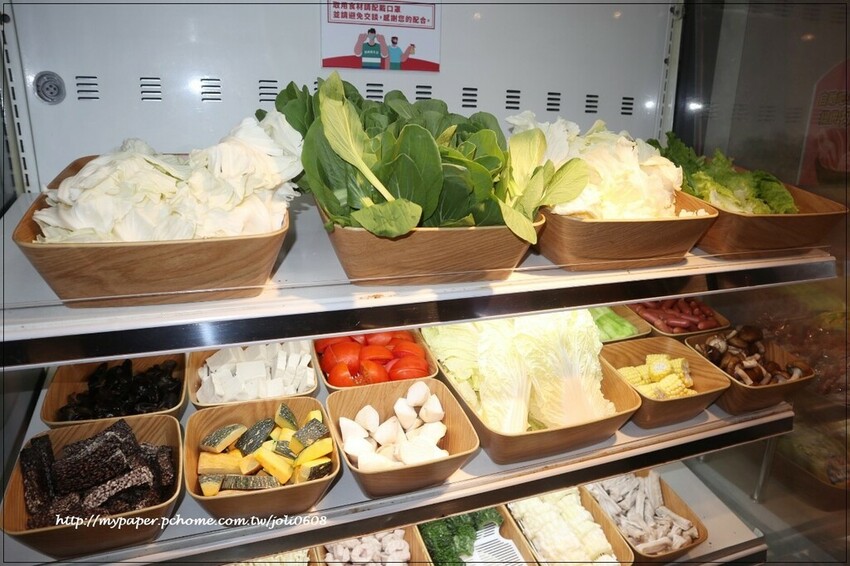 台灣火鍋第一品牌-肉多多火鍋桃園春日店大變身 超人氣排隊名店 "熟成肉肉元宇宙"菜單新上市 蔬食自助吧無限吃到飽