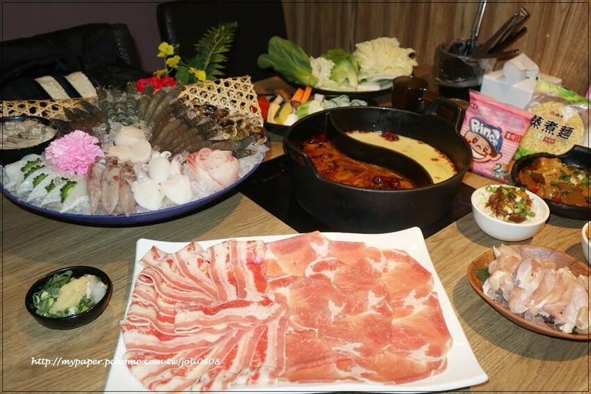 台灣火鍋第一品牌-肉多多火鍋桃園春日店大變身 超人氣排隊名店 "熟成肉肉元宇宙"菜單新上市 蔬食自助吧無限吃到飽