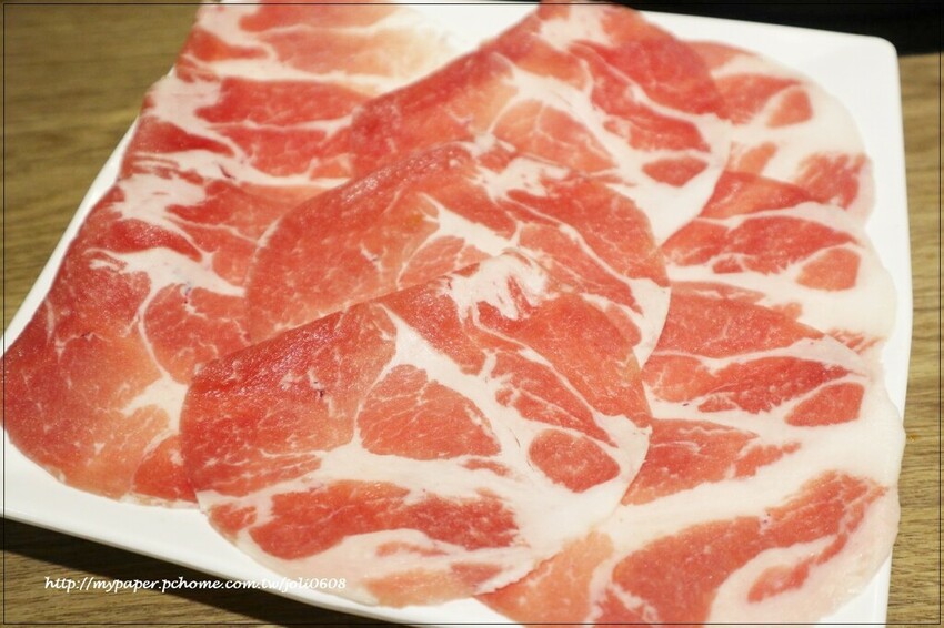 台灣火鍋第一品牌-肉多多火鍋桃園春日店大變身 超人氣排隊名店 "熟成肉肉元宇宙"菜單新上市 蔬食自助吧無限吃到飽