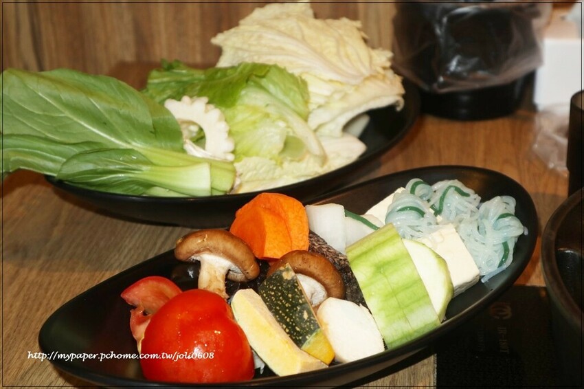 台灣火鍋第一品牌-肉多多火鍋桃園春日店大變身 超人氣排隊名店 "熟成肉肉元宇宙"菜單新上市 蔬食自助吧無限吃到飽